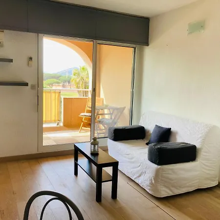 Апартаменты Superbe Studio Climatise, Sur Le Port D'Hyeres Йер